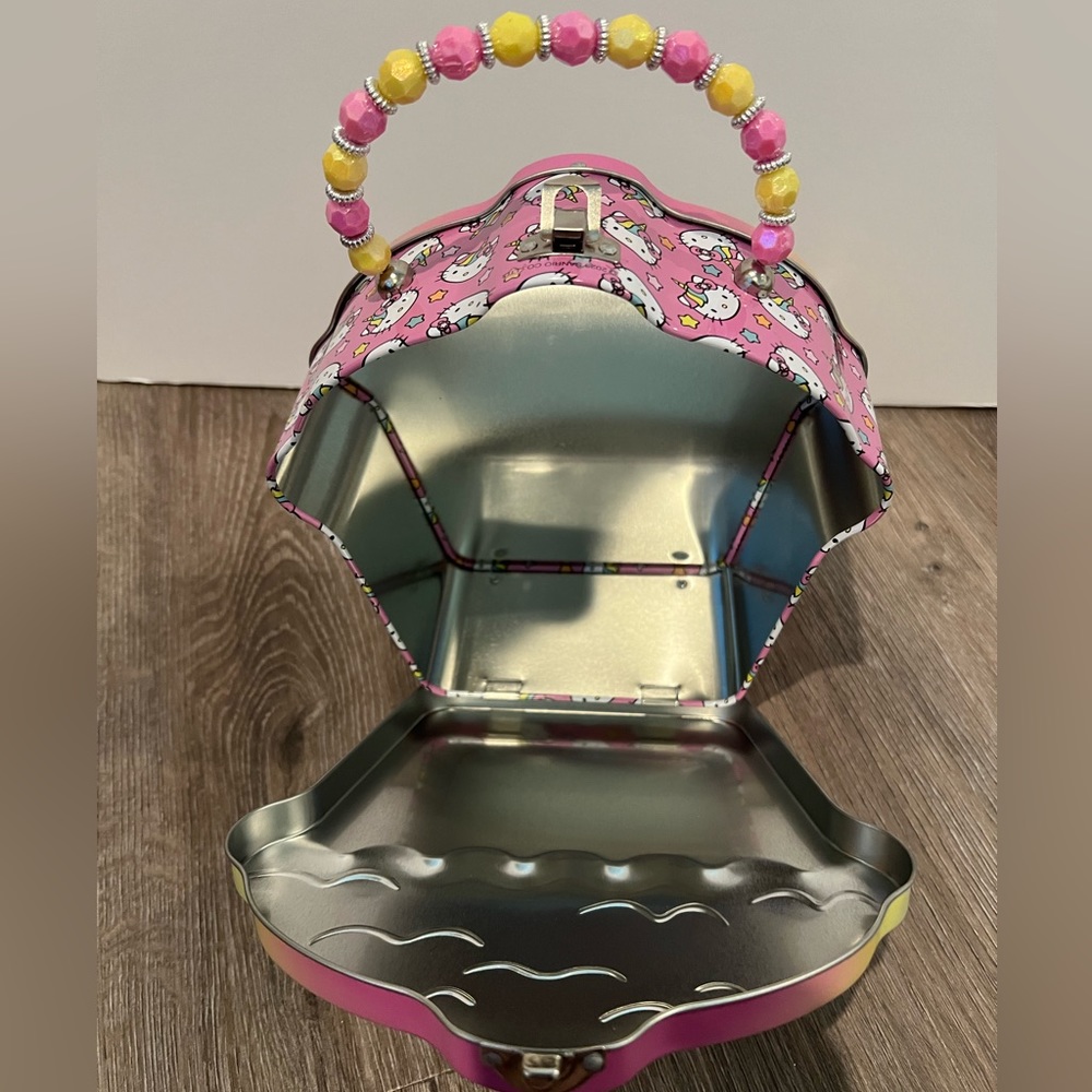 Absolutely Adorable Hello Kitty Metal Tin/Purse- NWT - Picture 2 of 4
